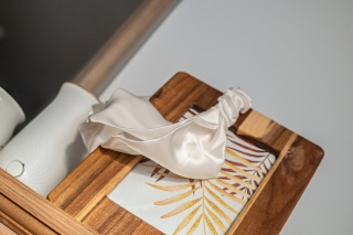 Women's white silk hairband with elastic band