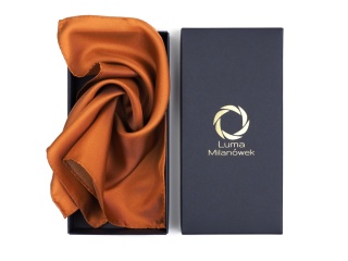 TWILL karmelowa poszetka jedwabna obszyta ręcznie 30x30 cm