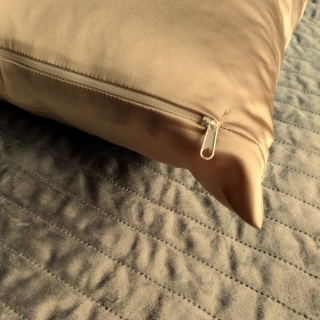 Jedwabna poszewka na poduszkę z satyny ciemnobeżowa 40x40 cm jasiek