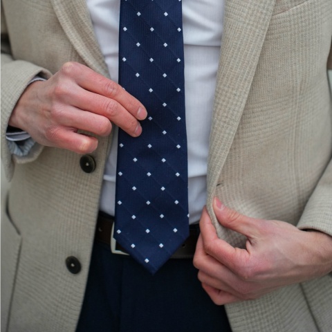 Jedwabny krawat żakardowy w mikrowzór granatowy KR-542