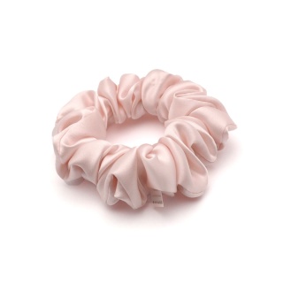 Jedwabna gumka do włosów scrunchie jasnoróżowa JGS-021