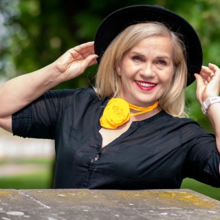 Jedwabny naszyjnik choker na szyję z różą żółty