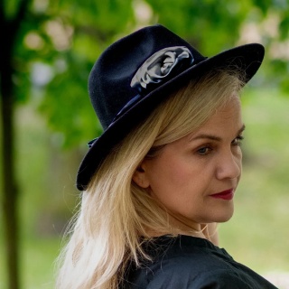 Jedwabny naszyjnik choker na szyję z różą grafitowy