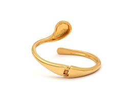 Women's gold bracelet with teardrop