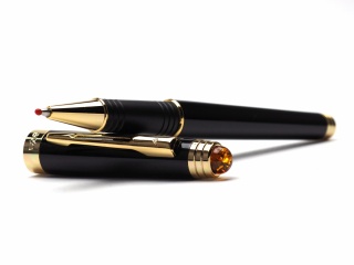 Rollerball pen with dark gold Baltic amber
