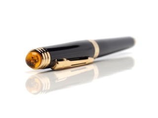 Fountain pen with light gold Baltic amber