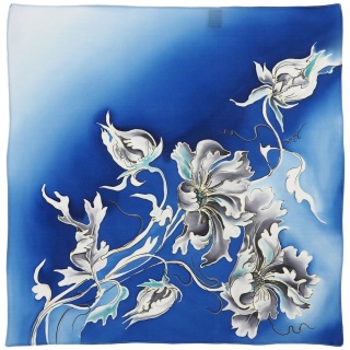 Gawroszka jedwabna ręcznie malowana, Niebieski kwiat 55x55 cm AM5-043