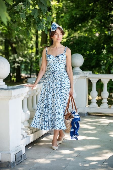 Hand-painted silk scarf with blue background and roses – 90x90 cm