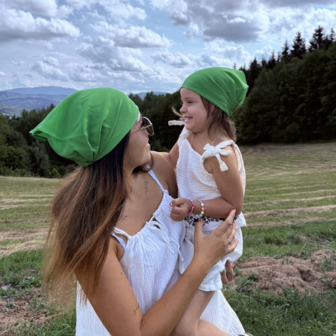 Jedwabna chustka na głowę z gumką w kolorze zielonym CHJ-008