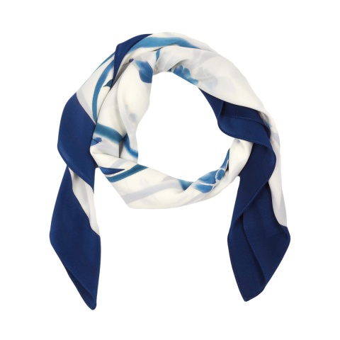 Apaszka jedwabna ręcznie malowana z niebieskimi kwiatami 90x90cm AM-083