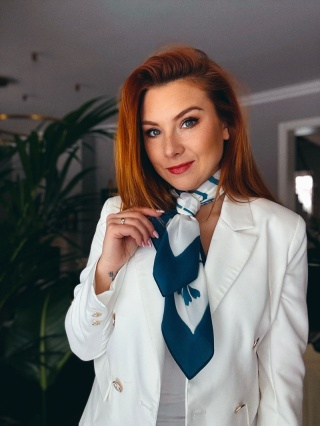 Hand-painted silk scarf with blue background and roses – 90x90 cm