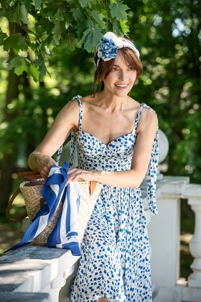 Apaszka jedwabna ręcznie malowana z niebieskimi z różami 90x90cm AM-088