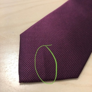 Jedwabny krawat żakardowy w mikrowzór bordo KR-679-OUT1