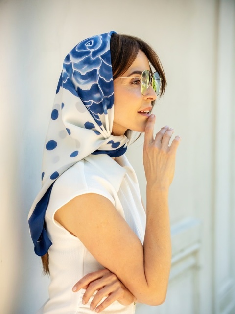 Apaszka jedwabna ręcznie malowana niebieska z różą 90x90cm AM-078