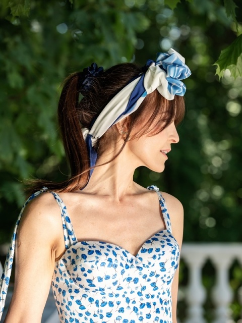 Hand-painted silk scarf with blue background and roses – 90x90 cm