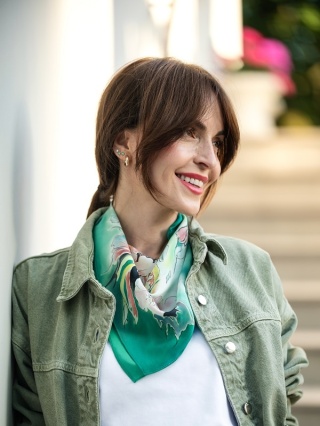 Gawroszka jedwabna ręcznie malowana, Bukiet ecru 55x55cm AM5-045