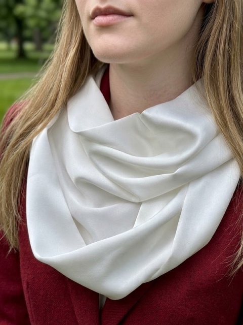 Women's neck gaiter made of satin, ecru