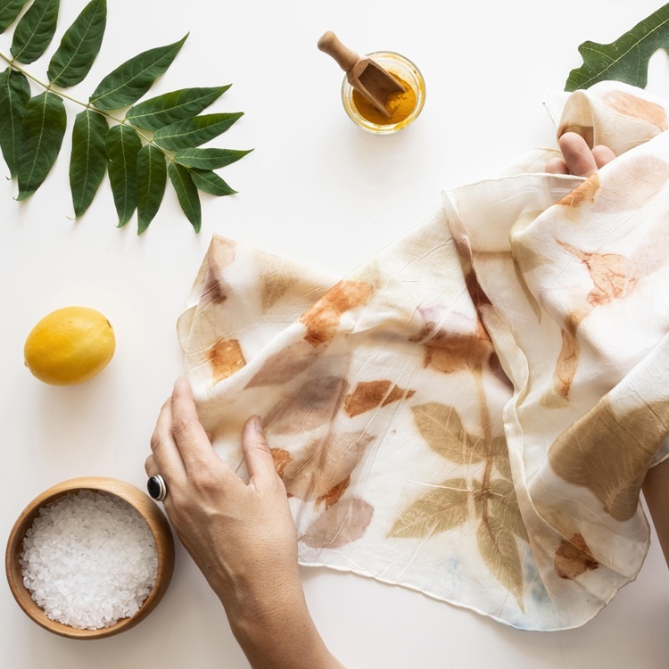 Jak dbać o jedwab? Poradnik pielęgnacji jedwabnych apaszek i szali